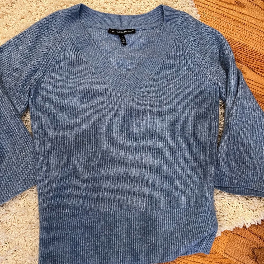 White House Black Market beautiful blue v-neck sweater 3/4 length sleeves size S